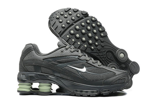 Les Baskets Nike Shox Ride 2 Supreme X incarnent un style emblématique et une performance supérieure.

Par ailleurs, leur design distinctif et leur utilisation