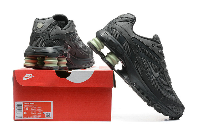 Les Baskets Nike Shox Ride 2 Supreme X incarnent un style emblématique et une performance supérieure.

Par ailleurs, leur design distinctif et leur utilisation