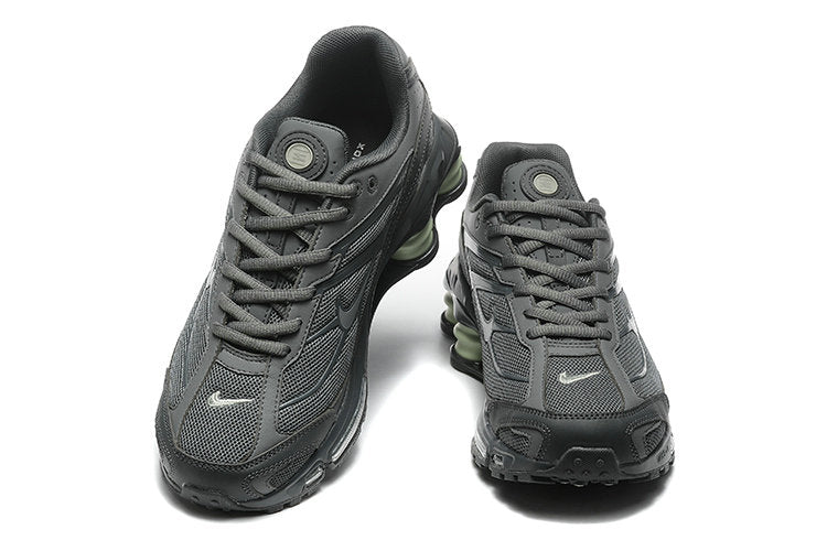 Les Baskets Nike Shox Ride 2 Supreme X incarnent un style emblématique et une performance supérieure.

Par ailleurs, leur design distinctif et leur utilisation