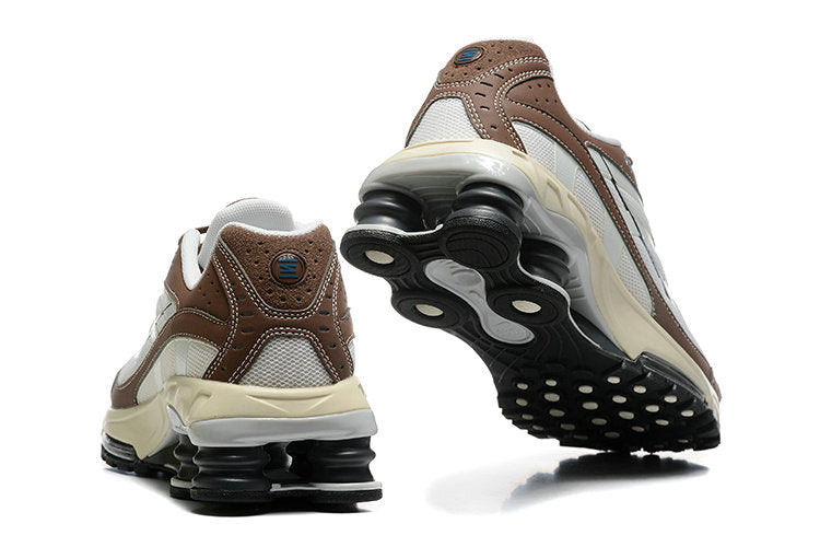 Les Baskets Nike Shox Ride 2 Supreme X incarnent un style emblématique et une performance supérieure.

Par ailleurs, leur design distinctif et leur utilisation
