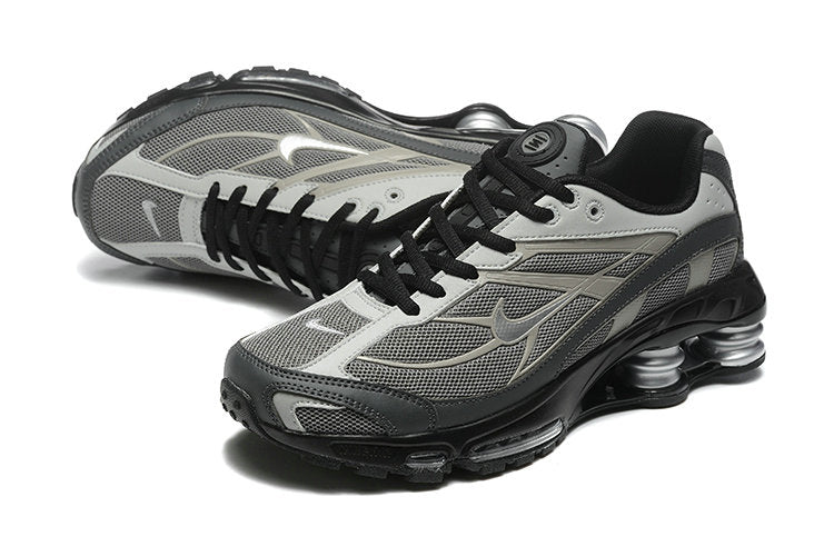 Les Baskets Nike Shox Ride 2 Supreme X incarnent un style emblématique et une performance supérieure.

Par ailleurs, leur design distinctif et leur utilisation