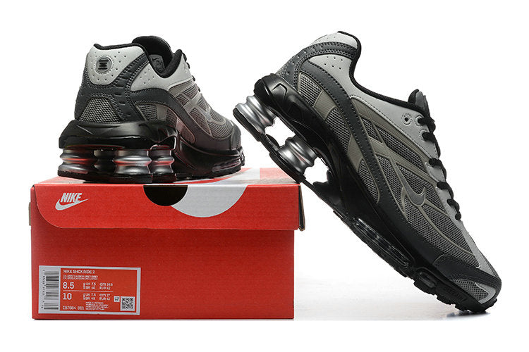Les Baskets Nike Shox Ride 2 Supreme X incarnent un style emblématique et une performance supérieure.

Par ailleurs, leur design distinctif et leur utilisation