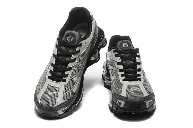 Les Baskets Nike Shox Ride 2 Supreme X incarnent un style emblématique et une performance supérieure.

Par ailleurs, leur design distinctif et leur utilisation