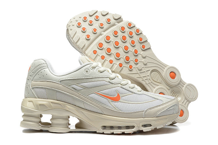 Les Baskets Nike Shox Ride 2 Supreme X incarnent un style emblématique et une performance supérieure.

Par ailleurs, leur design distinctif et leur utilisation