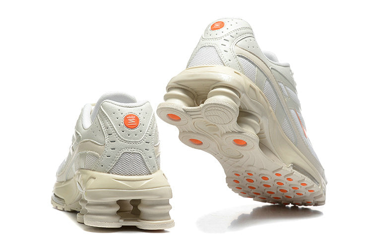 Les Baskets Nike Shox Ride 2 Supreme X incarnent un style emblématique et une performance supérieure.

Par ailleurs, leur design distinctif et leur utilisation