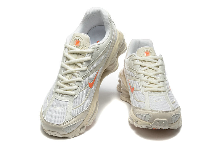 Les Baskets Nike Shox Ride 2 Supreme X incarnent un style emblématique et une performance supérieure.

Par ailleurs, leur design distinctif et leur utilisation