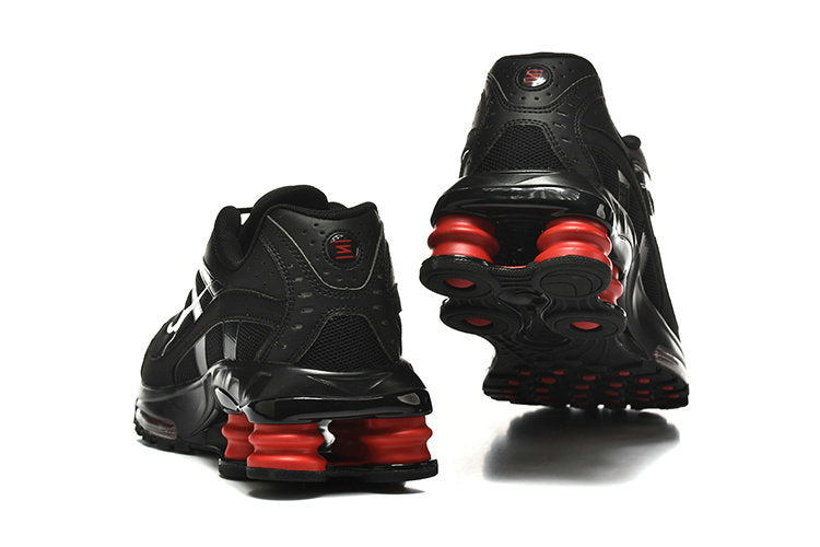 Les Baskets Nike Shox Ride 2 Supreme X incarnent un style emblématique et une performance supérieure.

Par ailleurs, leur design distinctif et leur utilisation