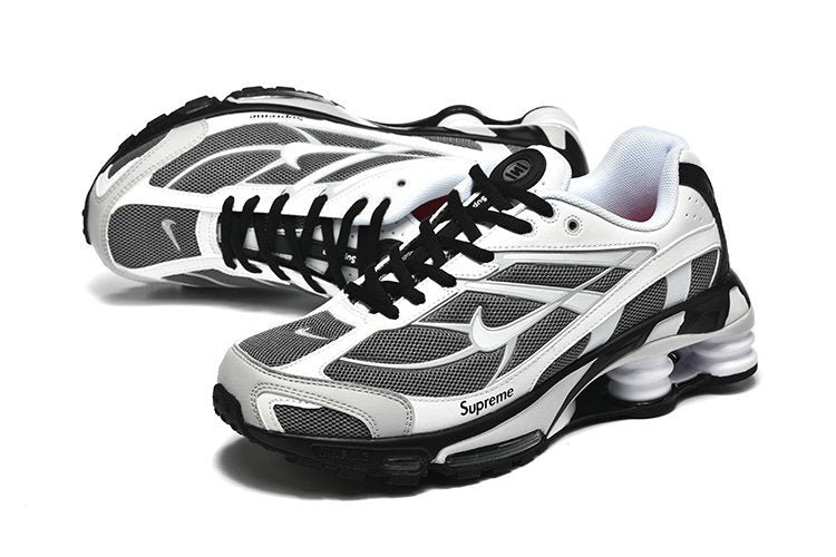 Les Baskets Nike Shox Ride 2 Supreme X incarnent un style emblématique et une performance supérieure.

Par ailleurs, leur design distinctif et leur utilisation