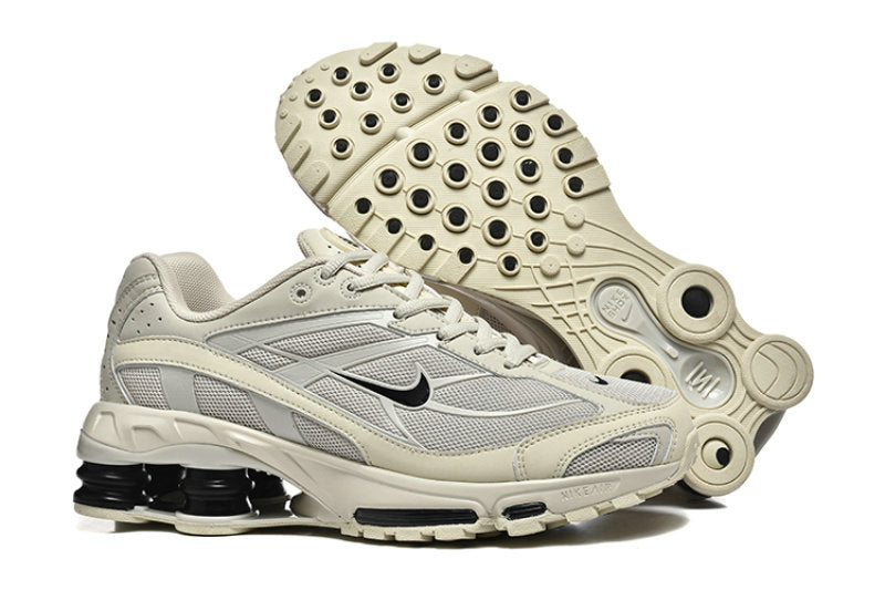 Les Baskets Nike Shox Ride 2 Supreme X incarnent un style emblématique et une performance supérieure.

Par ailleurs, leur design distinctif et leur utilisation