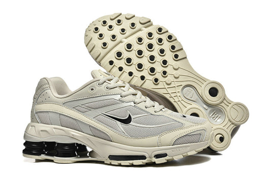 Les Baskets Nike Shox Ride 2 Supreme X incarnent un style emblématique et une performance supérieure.

Par ailleurs, leur design distinctif et leur utilisation