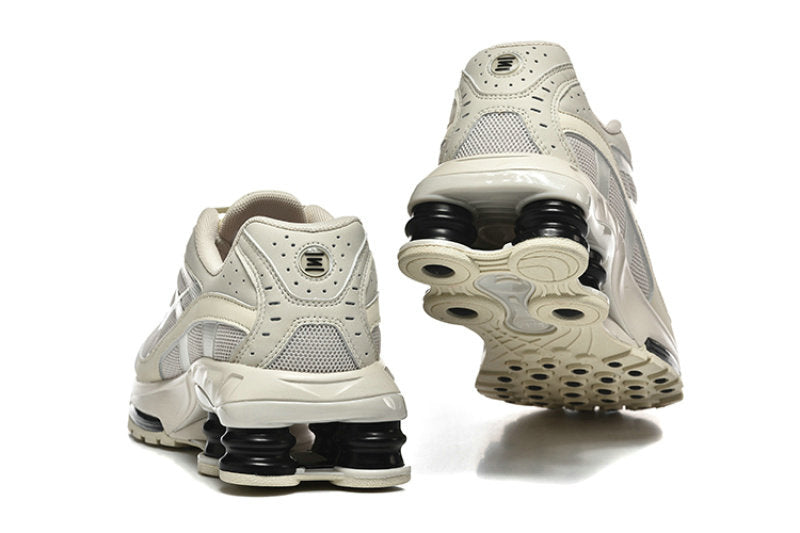 Les Baskets Nike Shox Ride 2 Supreme X incarnent un style emblématique et une performance supérieure.

Par ailleurs, leur design distinctif et leur utilisation