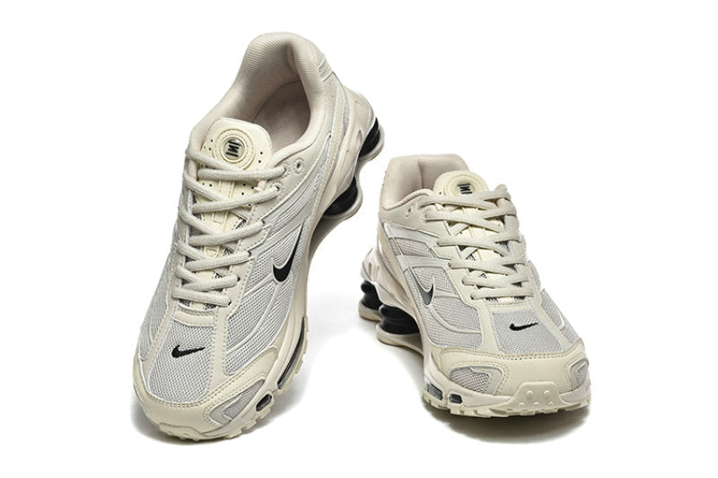 Les Baskets Nike Shox Ride 2 Supreme X incarnent un style emblématique et une performance supérieure.

Par ailleurs, leur design distinctif et leur utilisation