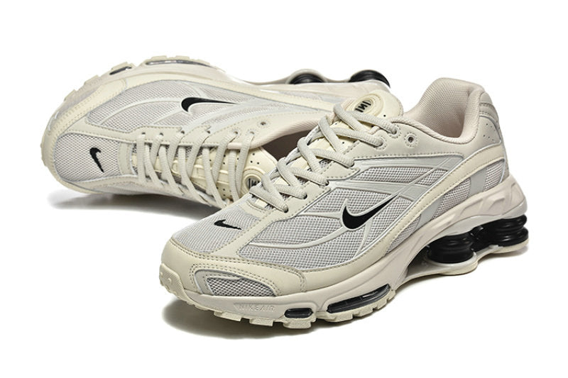 Les Baskets Nike Shox Ride 2 Supreme X incarnent un style emblématique et une performance supérieure.

Par ailleurs, leur design distinctif et leur utilisation