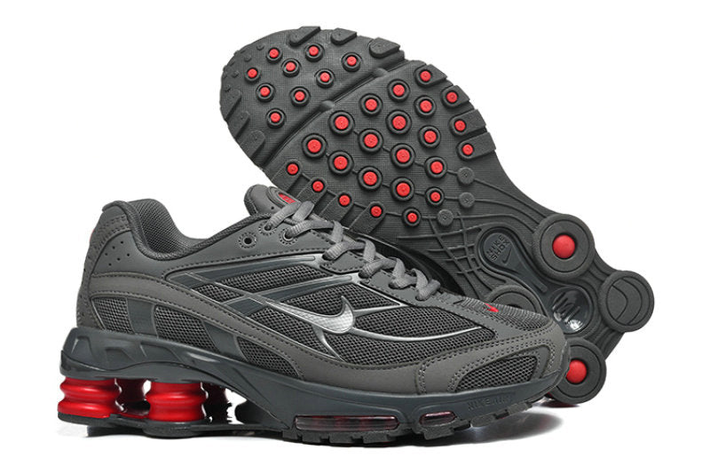 Les Baskets Nike Shox Ride 2 Supreme X incarnent un style emblématique et une performance supérieure.

Par ailleurs, leur design distinctif et leur utilisation
