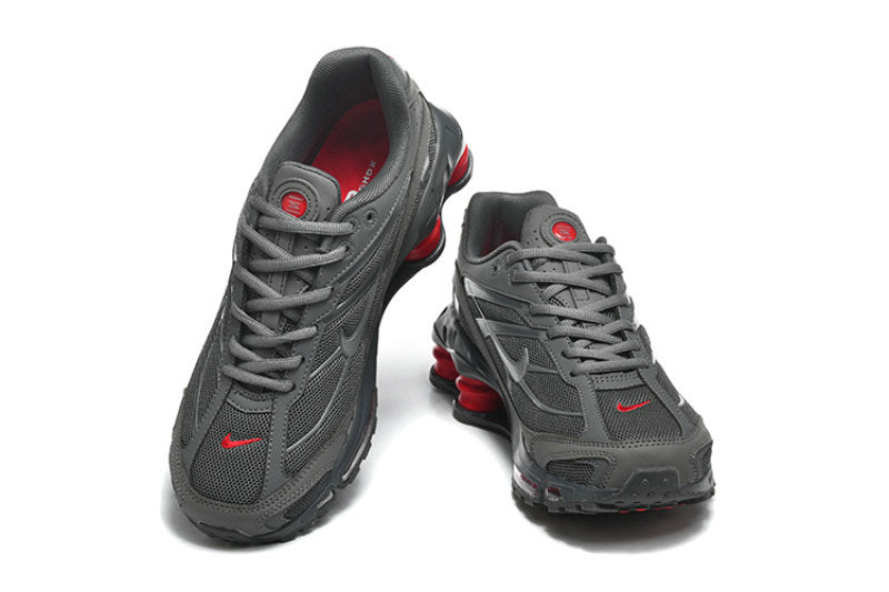 Les Baskets Nike Shox Ride 2 Supreme X incarnent un style emblématique et une performance supérieure.

Par ailleurs, leur design distinctif et leur utilisation