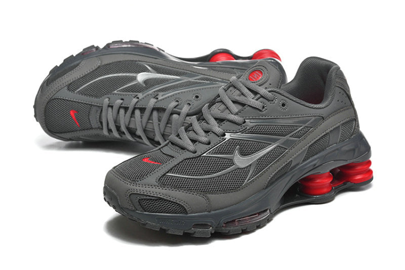 Les Baskets Nike Shox Ride 2 Supreme X incarnent un style emblématique et une performance supérieure.

Par ailleurs, leur design distinctif et leur utilisation