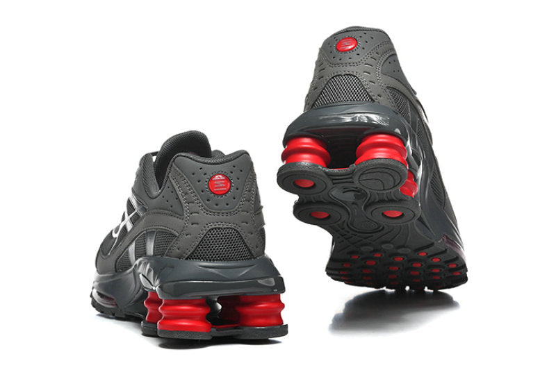 Les Baskets Nike Shox Ride 2 Supreme X incarnent un style emblématique et une performance supérieure.

Par ailleurs, leur design distinctif et leur utilisation