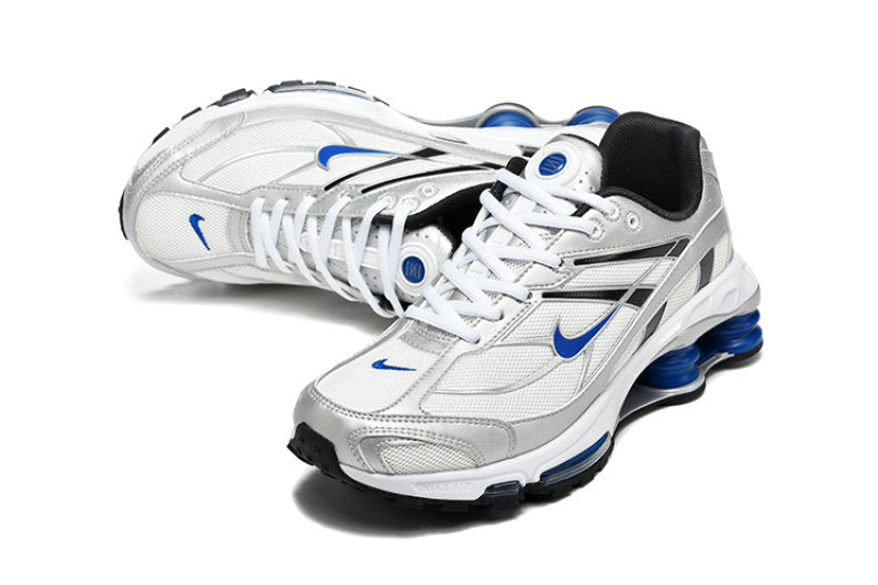 Les Baskets Nike Shox Ride 2 Supreme X incarnent un style emblématique et une performance supérieure.

Par ailleurs, leur design distinctif et leur utilisation