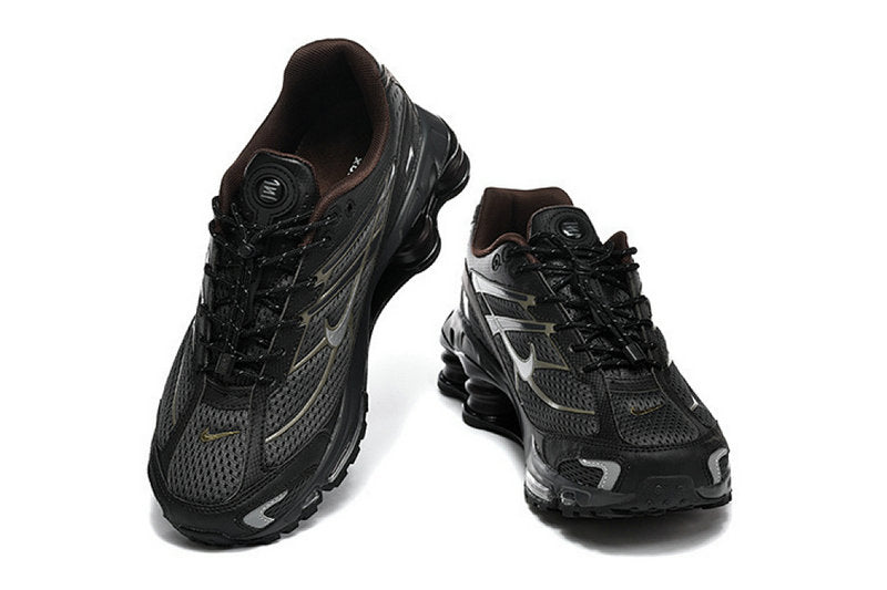 Les Baskets Nike Shox Ride 2 Supreme X incarnent un style emblématique et une performance supérieure.

Par ailleurs, leur design distinctif et leur utilisation
