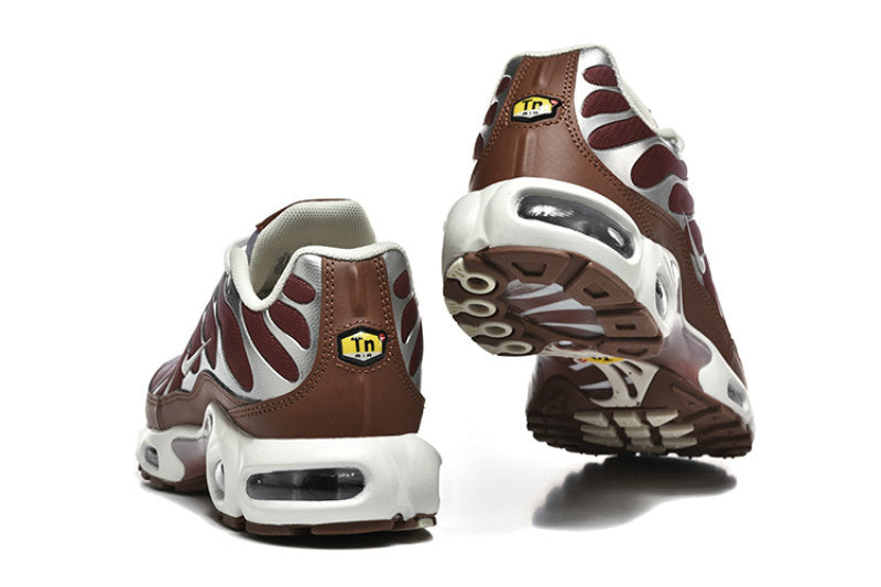 Les  Baskets Nike Air Max Tn incarnent un style emblématique et une performance supérieure.

 
Par ailleurs, leur design distinctif et leur utilisation de matériaux de haute qualité en font un choix incontournable.