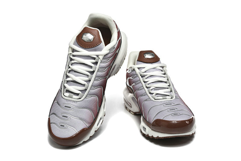 Les  Baskets Nike Air Max Tn incarnent un style emblématique et une performance supérieure.

 
Par ailleurs, leur design distinctif et leur utilisation de matériaux de haute qualité en font un choix incontournable.