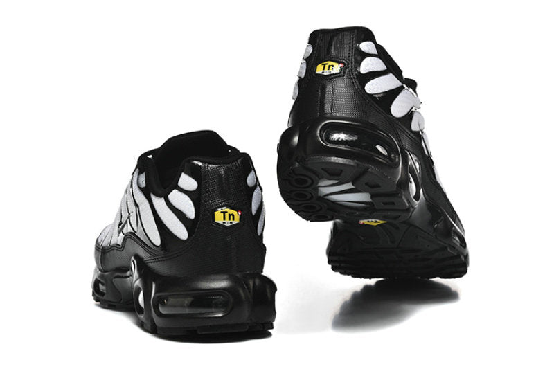 Les  Baskets Nike Air Max Tn incarnent un style emblématique et une performance supérieure.

 
Par ailleurs, leur design distinctif et leur utilisation de matériaux de haute qualité en font un choix incontournable.