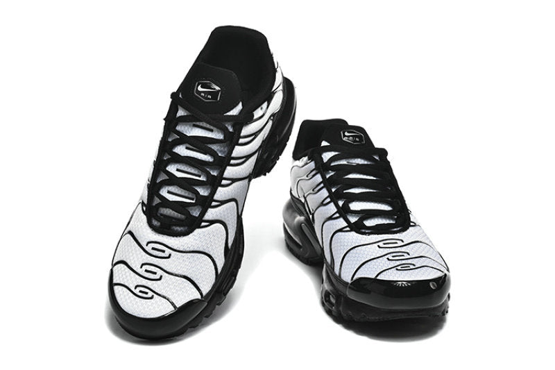 Les  Baskets Nike Air Max Tn incarnent un style emblématique et une performance supérieure.

 
Par ailleurs, leur design distinctif et leur utilisation de matériaux de haute qualité en font un choix incontournable.