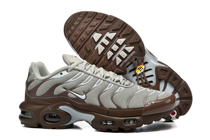 Les  Baskets Nike Air Max Tn incarnent un style emblématique et une performance supérieure.

 
Par ailleurs, leur design distinctif et leur utilisation de matériaux de haute qualité en font un choix incontournable.