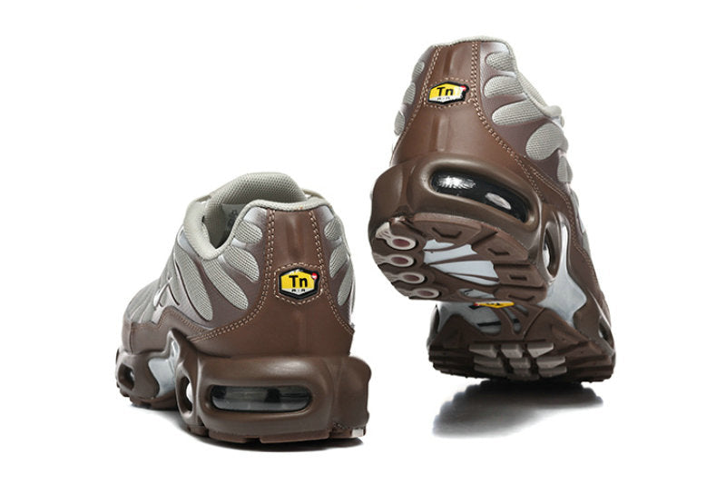 Les  Baskets Nike Air Max Tn incarnent un style emblématique et une performance supérieure.

 
Par ailleurs, leur design distinctif et leur utilisation de matériaux de haute qualité en font un choix incontournable.