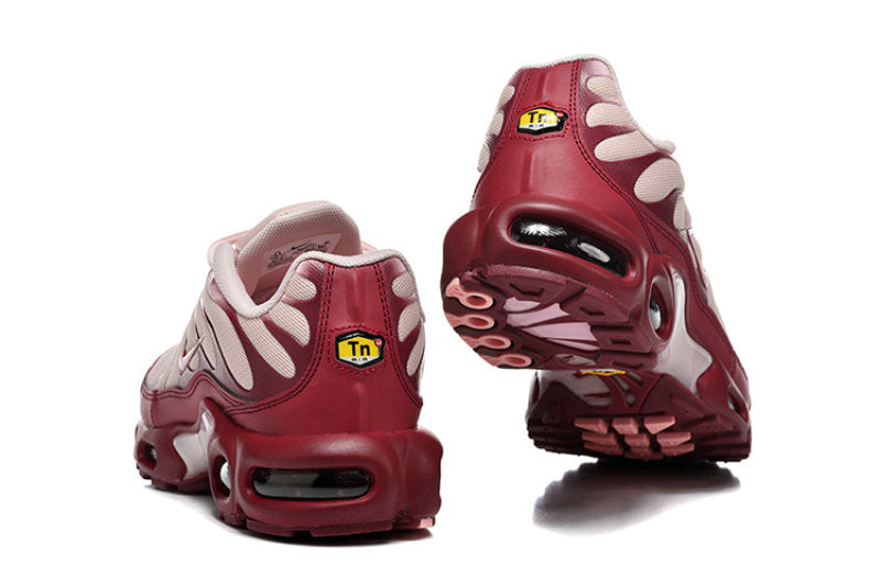 Les  Baskets Nike Air Max Tn incarnent un style emblématique et une performance supérieure.

 
Par ailleurs, leur design distinctif et leur utilisation de matériaux de haute qualité en font un choix incontournable.