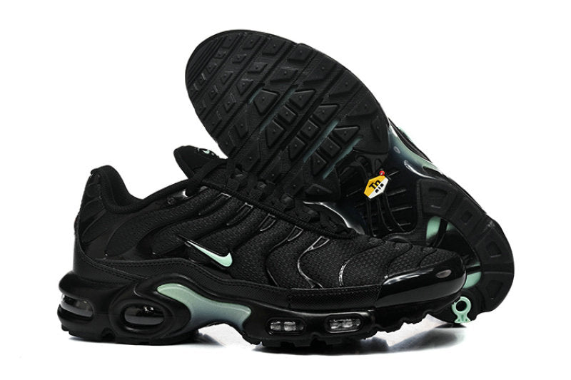 Les  Baskets Nike Air Max Tn incarnent un style emblématique et une performance supérieure.

 
Par ailleurs, leur design distinctif et leur utilisation de matériaux de haute qualité en font un choix incontournable.