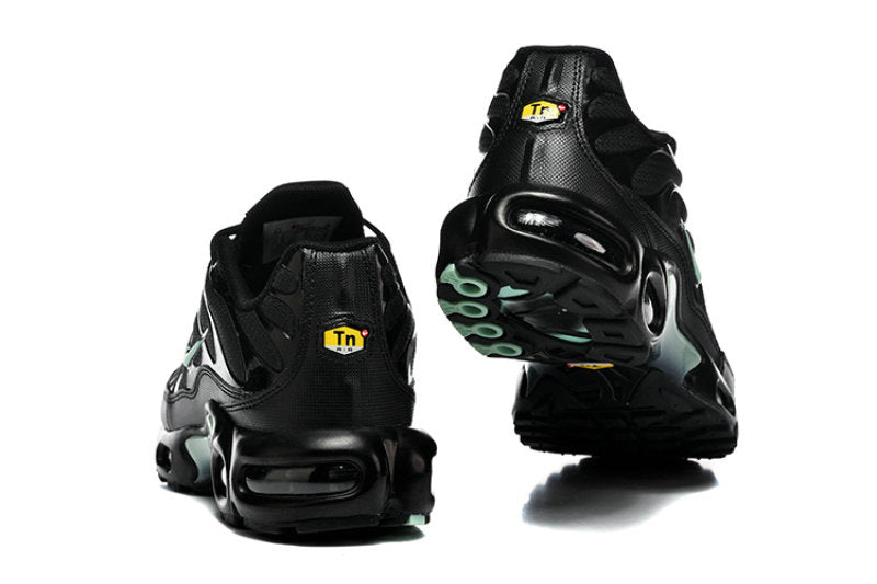 Les  Baskets Nike Air Max Tn incarnent un style emblématique et une performance supérieure.

 
Par ailleurs, leur design distinctif et leur utilisation de matériaux de haute qualité en font un choix incontournable.