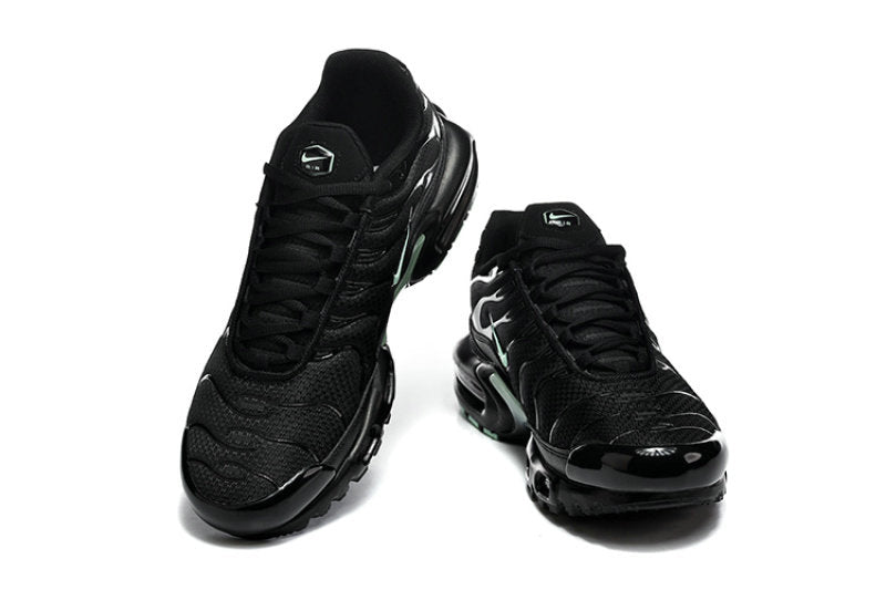 Les  Baskets Nike Air Max Tn incarnent un style emblématique et une performance supérieure.

 
Par ailleurs, leur design distinctif et leur utilisation de matériaux de haute qualité en font un choix incontournable.