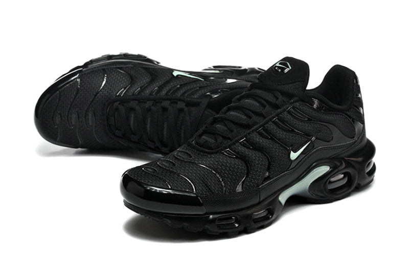 Les  Baskets Nike Air Max Tn incarnent un style emblématique et une performance supérieure.

 
Par ailleurs, leur design distinctif et leur utilisation de matériaux de haute qualité en font un choix incontournable.