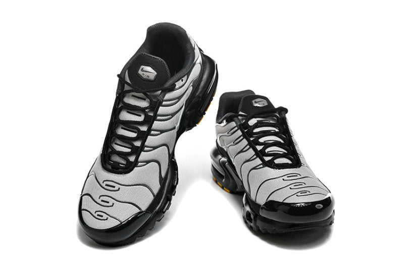 Les  Baskets Nike Air Max Tn incarnent un style emblématique et une performance supérieure.

 
Par ailleurs, leur design distinctif et leur utilisation de matériaux de haute qualité en font un choix incontournable.