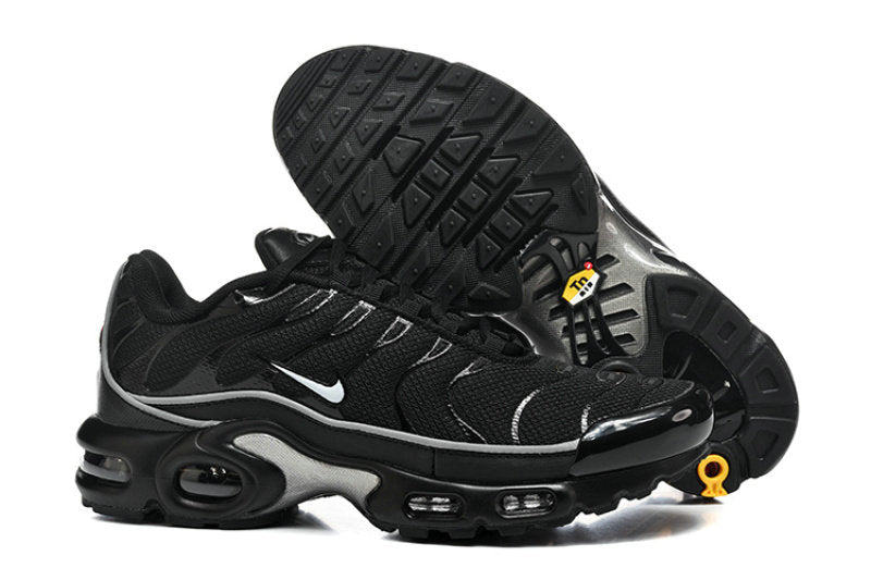 Les  Baskets Nike Air Max Tn incarnent un style emblématique et une performance supérieure.

 
Par ailleurs, leur design distinctif et leur utilisation de matériaux de haute qualité en font un choix incontournable.
