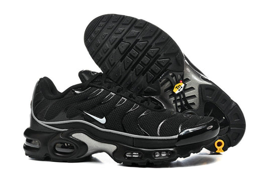 Les  Baskets Nike Air Max Tn incarnent un style emblématique et une performance supérieure.

 
Par ailleurs, leur design distinctif et leur utilisation de matériaux de haute qualité en font un choix incontournable.
