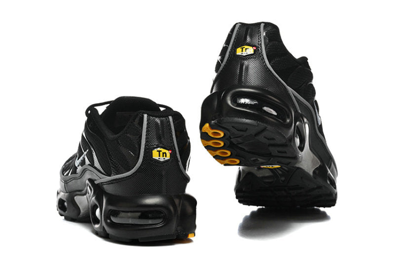 Les  Baskets Nike Air Max Tn incarnent un style emblématique et une performance supérieure.

 
Par ailleurs, leur design distinctif et leur utilisation de matériaux de haute qualité en font un choix incontournable.