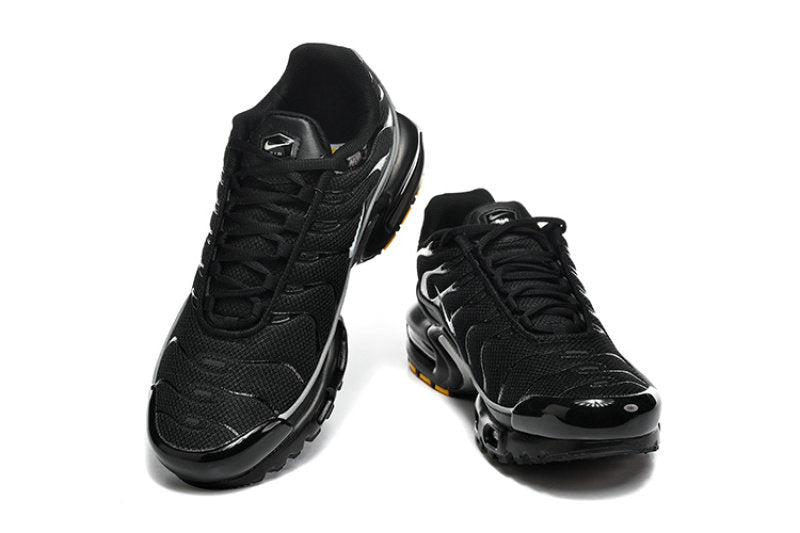 Les  Baskets Nike Air Max Tn incarnent un style emblématique et une performance supérieure.

 
Par ailleurs, leur design distinctif et leur utilisation de matériaux de haute qualité en font un choix incontournable.