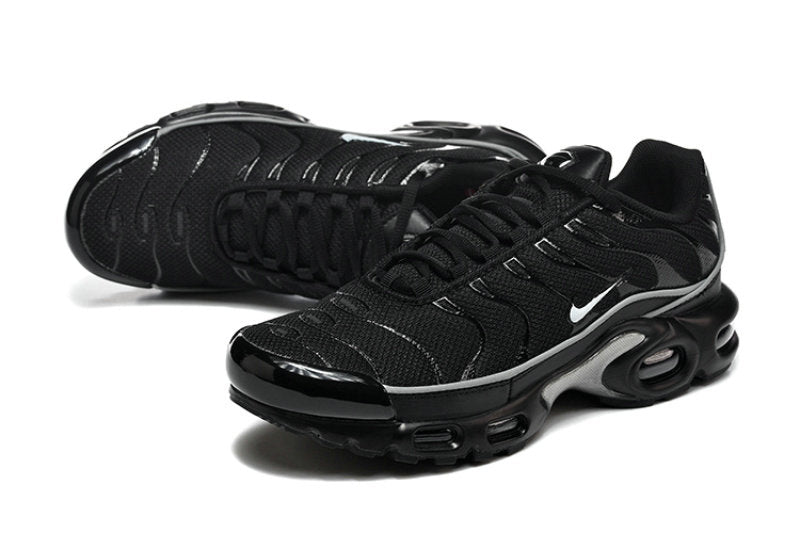 Les  Baskets Nike Air Max Tn incarnent un style emblématique et une performance supérieure.

 
Par ailleurs, leur design distinctif et leur utilisation de matériaux de haute qualité en font un choix incontournable.