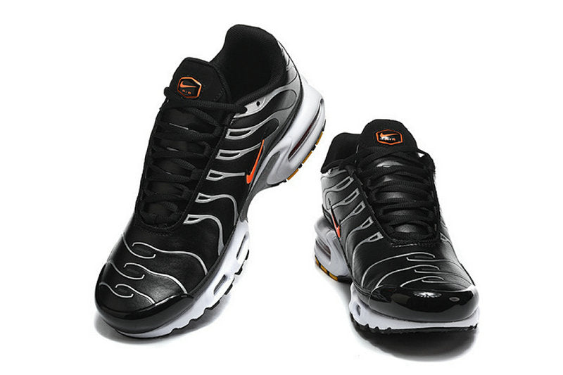 Les  Baskets Nike Air Max Tn incarnent un style emblématique et une performance supérieure.

 
Par ailleurs, leur design distinctif et leur utilisation de matériaux de haute qualité en font un choix incontournable.