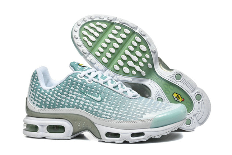 Les baskets Nike Air Max DN8 combinent innovation et design moderne pour offrir un style dynamique et une performance inégalée.pas cher . Le moins cher.