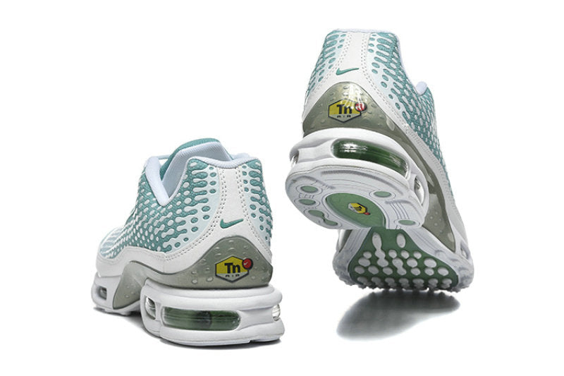 Les baskets Nike Air Max DN8 combinent innovation et design moderne pour offrir un style dynamique et une performance inégalée.pas cher . Le moins cher.