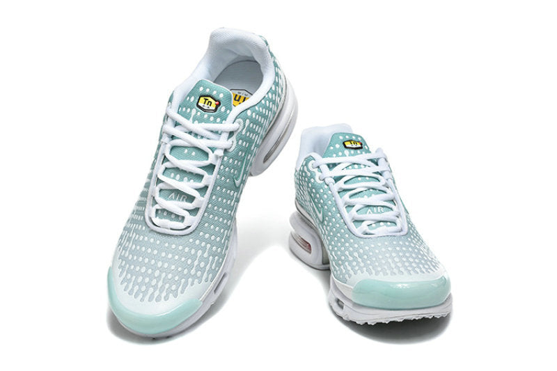 Les baskets Nike Air Max DN8 combinent innovation et design moderne pour offrir un style dynamique et une performance inégalée.pas cher . Le moins cher.