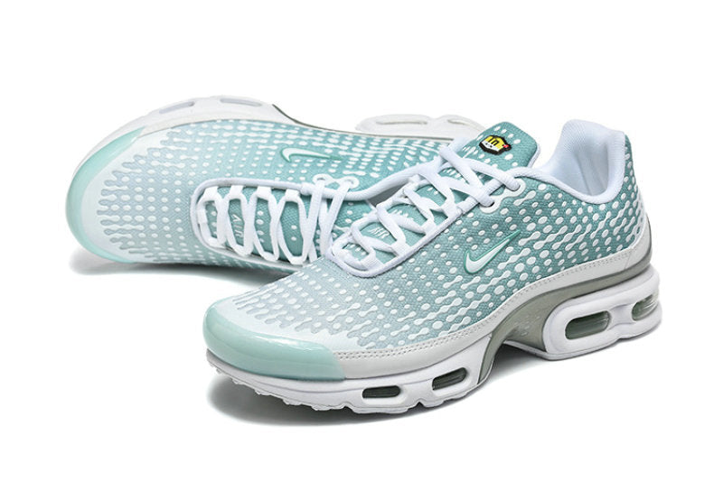 Les baskets Nike Air Max DN8 combinent innovation et design moderne pour offrir un style dynamique et une performance inégalée.pas cher . Le moins cher.