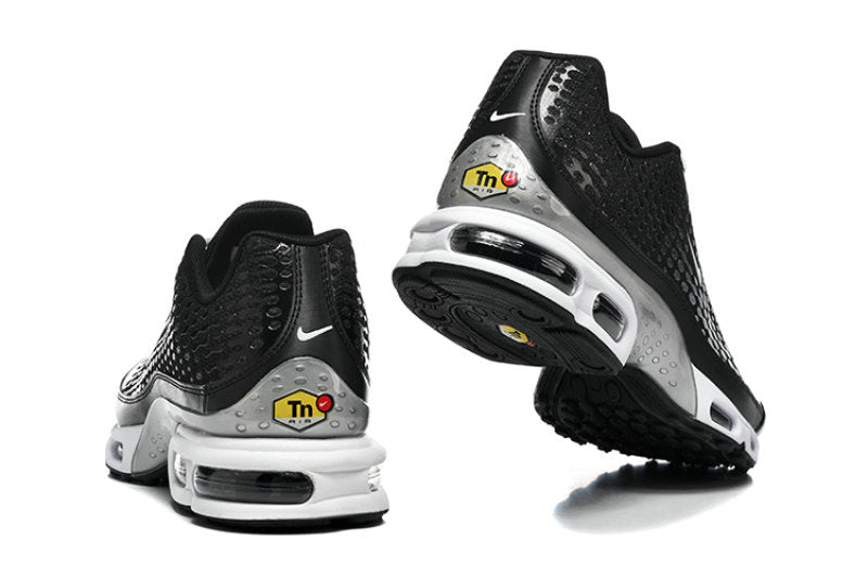 Les  Baskets Nike Air Max Tn incarnent un style emblématique et une performance supérieure.

 
Par ailleurs, leur design distinctif et leur utilisation de matériaux de haute qualité en font un choix incontournable.
