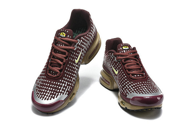 Les  Baskets Nike Air Max Tn incarnent un style emblématique et une performance supérieure.

 
Par ailleurs, leur design distinctif et leur utilisation de matériaux de haute qualité en font un choix incontournable.