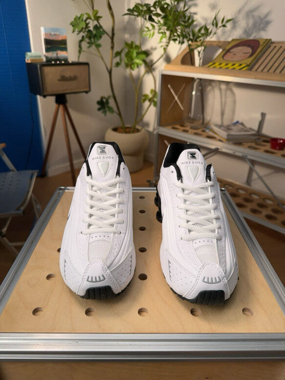 Les baskets Nike Shox R4 combinent style audacieux et innovation technologique exceptionnel et indispensable. Pas Cher. Le moins cher.