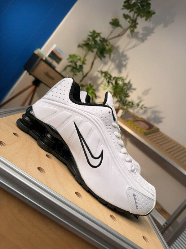 Les baskets Nike Shox R4 combinent style audacieux et innovation technologique exceptionnel et indispensable. Pas Cher. Le moins cher.