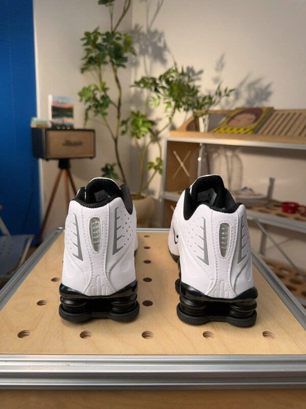 Les baskets Nike Shox R4 combinent style audacieux et innovation technologique exceptionnel et indispensable. Pas Cher. Le moins cher.